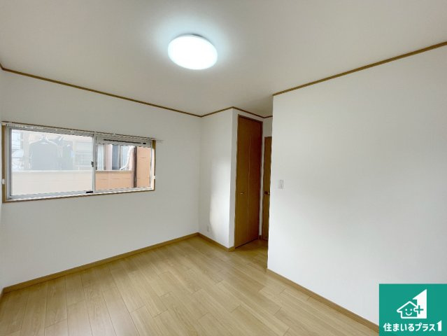 西宮市青木町　中古一戸建ての洋室|シンプルな洋室は、自分好みのインテリアが楽しめます♪ご家族とインテリアや家具を選びに行くのは新築購入時の醍醐味の一つです。ぜひお楽しみください♪
