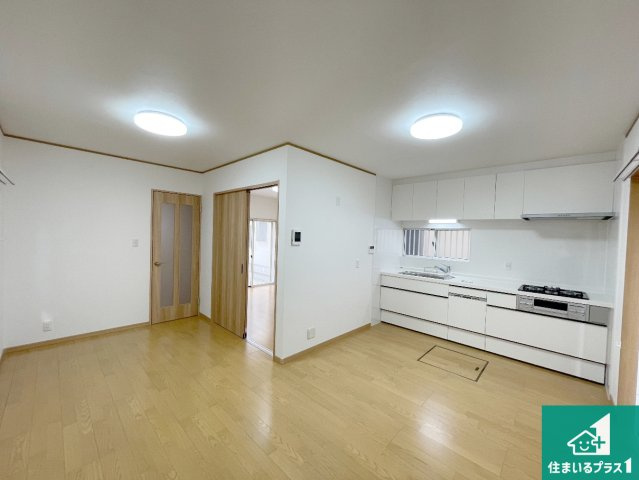 西宮市青木町　中古一戸建ての居間・リビング|日当たり良好の明るいリビングで朝の目覚めもスッキリできそう！対面キッチンでご家族のコミュニケーションも自然と増える設計！小さなお子様が遊ぶスペースを作っても広々とくつろげるLDK！