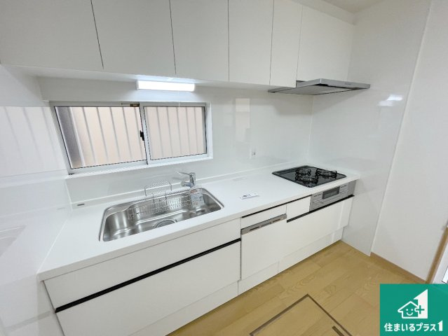 西宮市青木町　中古一戸建てのキッチン|リビングと統一感があり、使い勝手のいいキッチン。広々としているので、二人並んで作業が出来ちゃいます。お子様と一緒に色々なお料理に挑戦できるスペースがあります。