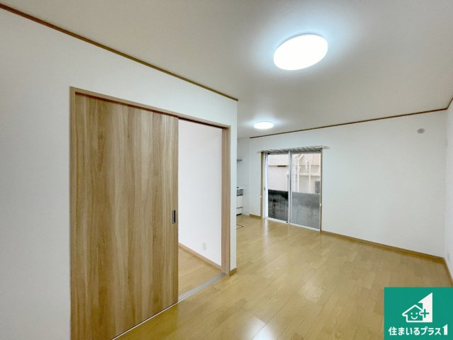 西宮市青木町　中古一戸建ての居間・リビング|明るいリビングで朝の目覚めもスッキリできそう！対面キッチンでご家族のコミュニケーションも自然と増える設計！小さなお子様が遊ぶスペースを作っても広々とくつろげるLDK！