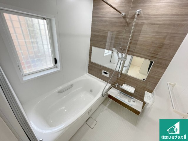 西宮市青木町　中古一戸建ての浴室|足をゆったり伸ばして寛げる浴槽です。窓が設けられていますので差し込む光が明るく穏やかな雰囲気にしてくれます♪浴室乾燥機も設置しているので、雨の日の洗濯物も安心です♪