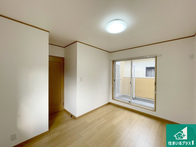 西宮市青木町　中古一戸建ての洋室|寝室は心地よい眠りについてもらいたくて、シンプルかつ開放的な空間な設計にしています！大きな窓から差し込む日が心地いいです♪