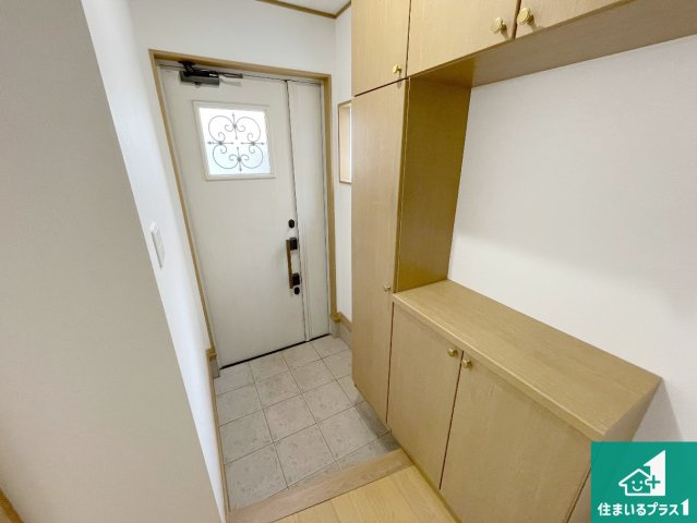 西宮市青木町　中古一戸建ての玄関|シューズボックスにはたくさんの靴が収納できるので玄関周りはいつもスッキリ！ご家族が増えても安心！