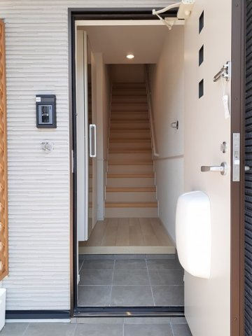 コクーン・カナサの玄関