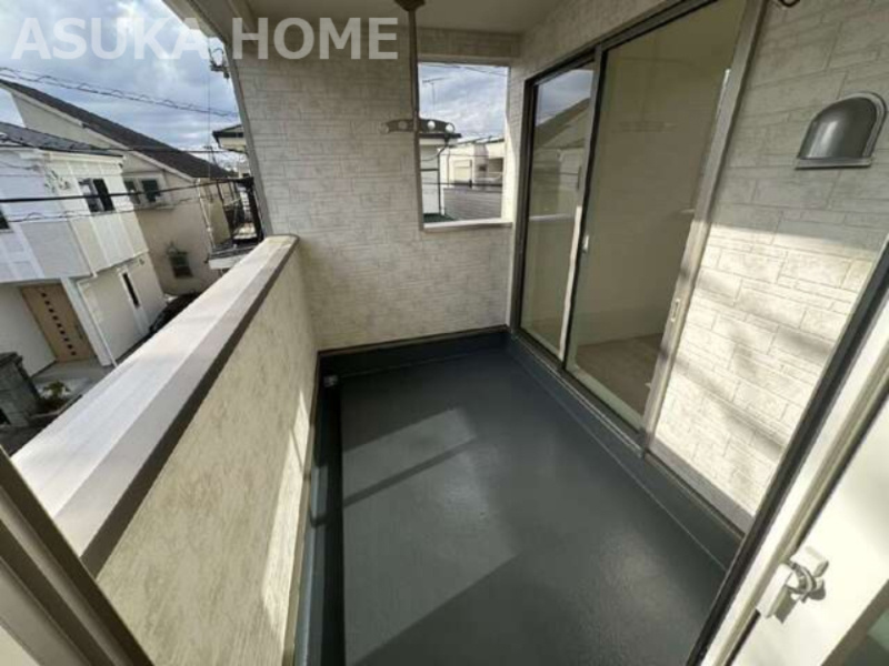 瀬谷区橋戸３丁目戸建てのバルコニー|南西向きで陽当りの良いバルコニーは、風通りも良く洗濯物の渇きも早く家事の時短にもなりますよ。