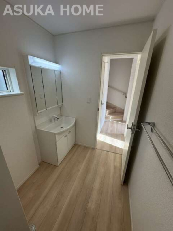 瀬谷区橋戸３丁目戸建ての独立洗面台|使いやすい3面鏡♪シャワー付水栓で洗面台でのシャンプーや毎日の掃除にも便利な設備ですね♪