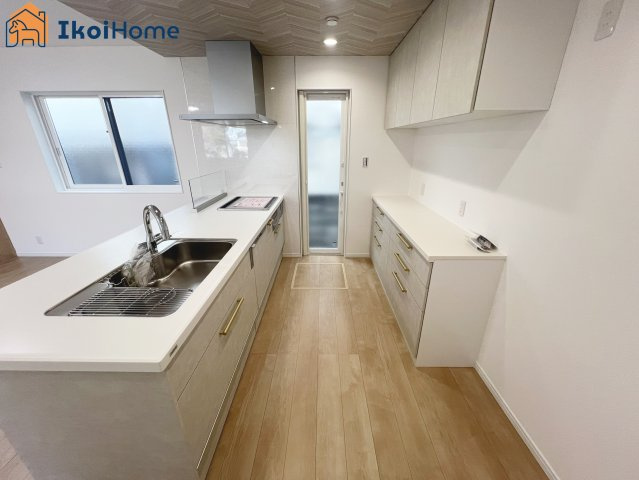 神戸市西区押部谷町木幡　新築戸建のキッチン|【ホームページに現地動画掲載中】●年中無休：当日予約可●同色のカップボード付で統一感のあるキッチン！