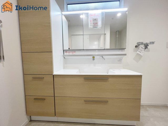 神戸市西区押部谷町木幡　新築戸建の洗面所|【ホームページに現地動画掲載中】●年中無休：当日予約可●洗面は便利な３面鏡。ゆったりワイドシンク仕様