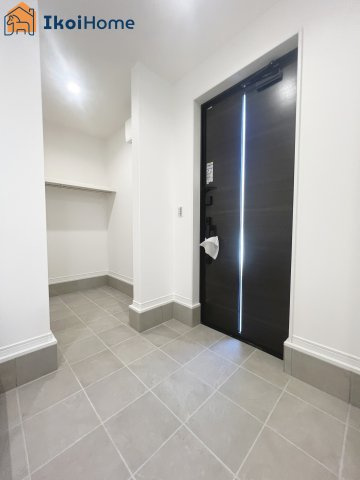 神戸市西区押部谷町木幡　新築戸建の玄関|【ホームページに現地動画掲載中】●年中無休：当日予約可●玄関土間スペースにはベビーカー等も収納可！