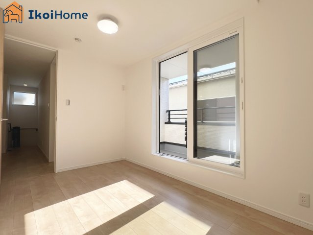 神戸市西区押部谷町木幡　新築戸建の寝室|【ホームページに現地動画掲載中】●年中無休：当日予約可●バルコニーに面した明るいお部屋です♪