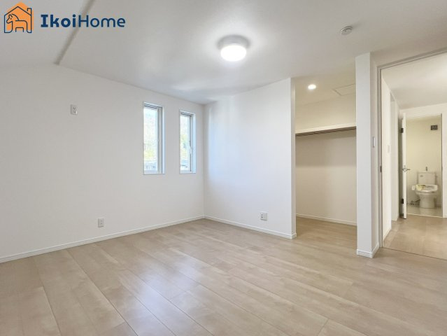 神戸市西区押部谷町木幡　新築戸建の内装|【ホームページに現地動画掲載中】●年中無休：当日予約可●2面室採光で明るい2Fの洋室です。