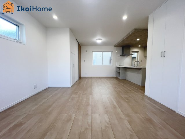 神戸市西区押部谷町木幡　新築戸建の居間・リビング|【ホームページに現地動画掲載中】●年中無休：当日予約可●LDKには床暖房完備！太陽光・エネファームも