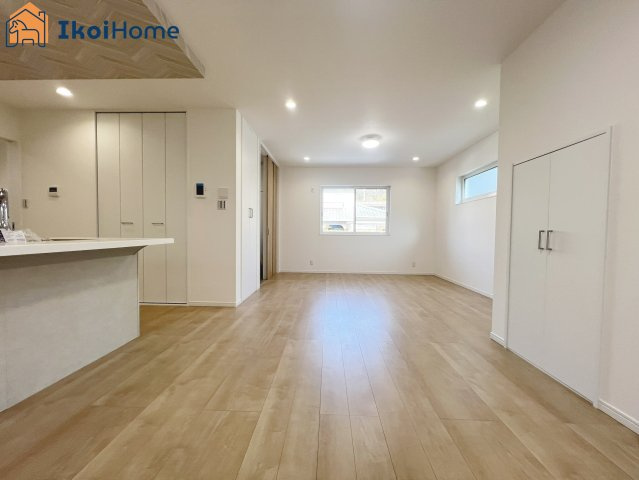 神戸市西区押部谷町木幡　新築戸建の居間・リビング|【ホームページに現地動画掲載中】●年中無休：当日予約可●明るく開放感もある1階約19帖のLDKです。