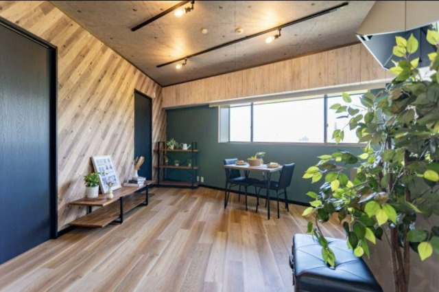 堀川シティハイツの居間・リビング