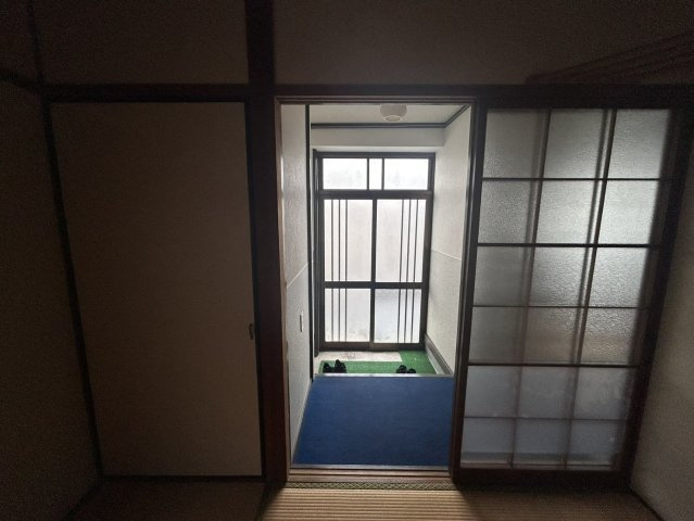 東今在家ハイツの玄関