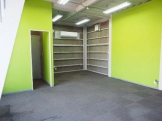 西新在家店舗の内装