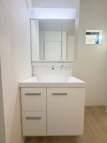 三郷市早稲田6丁目　新築戸建　全1棟の独立洗面台|同施工会社の参考写真になります。