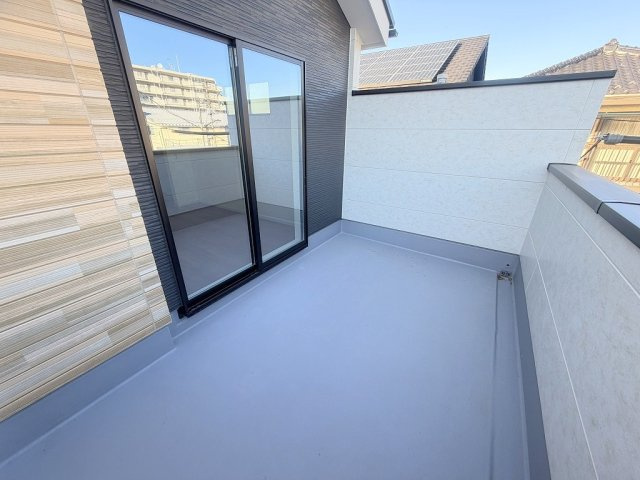 三郷市早稲田6丁目　新築戸建　全1棟のバルコニー|同施工会社の参考写真になります。
