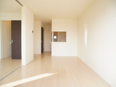 【居間・リビング】 | ヴィラフェリーチェB | お子様の様子を見ながらお料理できる対面キッチンです♪