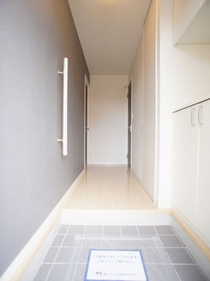 【玄関】 | ヴィラフェリーチェB | たくさん収納できるシューズボックスが付いています♪