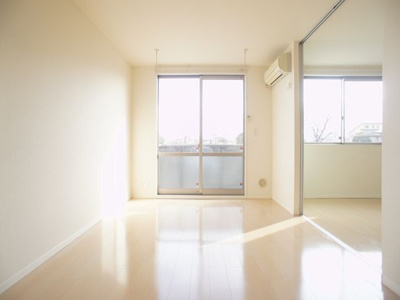 【居間・リビング】 | ヴィラフェリーチェB | 快適に過ごせるエアコンと便利な室内物干しが付いています♪