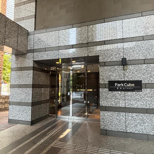 パークキューブ愛宕山タワーのエントランス