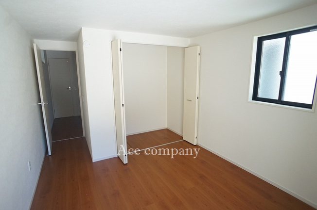 【子供部屋】 | 東大阪市菱屋西5丁目　【1号棟/全2棟】 | 【1階：洋室6.4帖】収納完備です♪