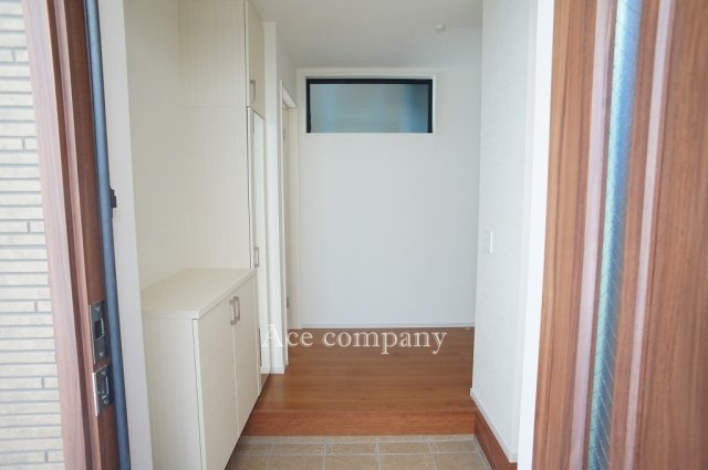 【玄関】 | 東大阪市菱屋西5丁目　【1号棟/全2棟】 | ミラー付きのシューズボックス＋シューズインクローク完備です♪