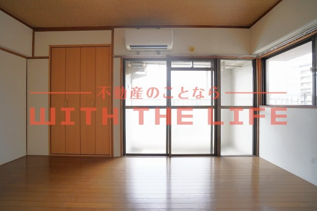 石村ビル【キャッシュバック対象物件】の洋室|明るい洋室です