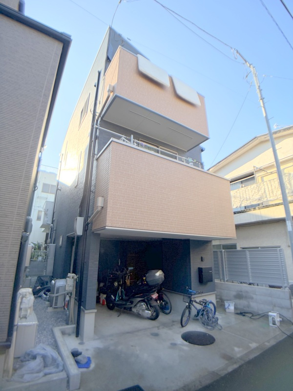 中央３　戸建の外観|☆木造3階建　3SLDK
☆2024年築の築浅戸建物件
☆床暖房完備！