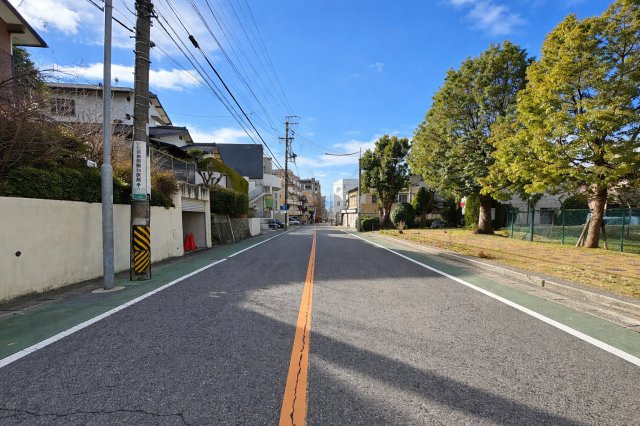 千種区徳川山町二丁目土地の前面道路含む現地写真|前面道路は見通しの良い直線道路。