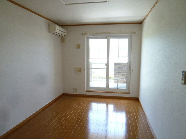 アルカンシェル　虹Ｂの居間・リビング|こちらのリビングで趣味の時間をお楽しみください