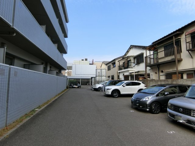 フロンティア中川の駐車場