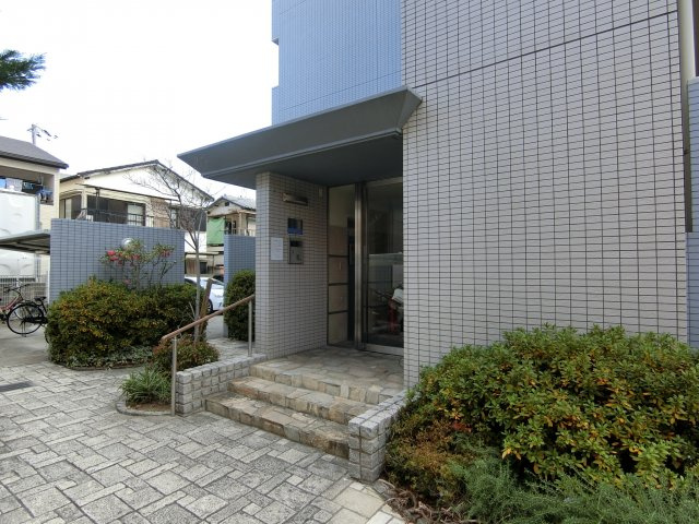 フロンティア中川のエントランス