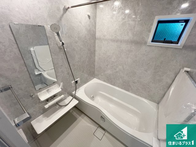 1(土)2(日)現地説明会！◆八尾市竹渕　限定1邸の浴室|足をゆったり伸ばして寛げる浴槽です。窓が設けられていますので差し込む光が明るく穏やかな雰囲気にしてくれます♪浴室乾燥機も設置しているので、雨の日の洗濯物も安心です♪