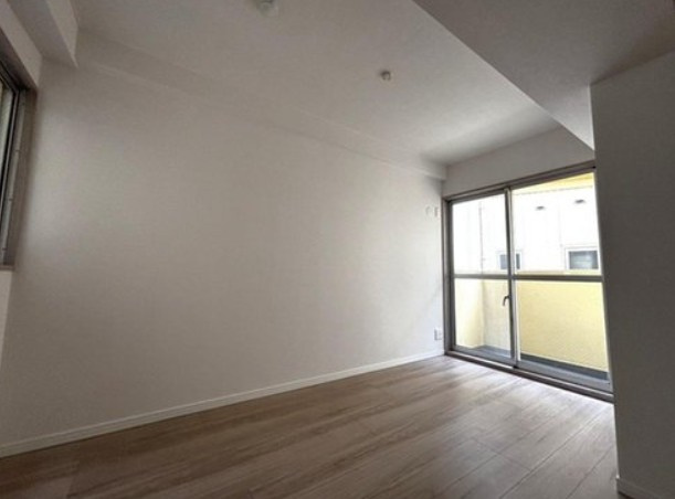 【洋室】 | サンパレス本町 | 暖かいひだまりを全身で感じ取れる室内。光あふれる空間で子育てをする喜び。