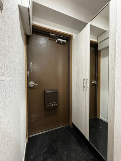 【玄関】 | サンパレス本町 | 帰り着くたびに洗練されたテイストの空間に迎えられ誇りと喜びを感じる玄関まわりです。