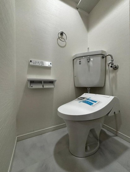 【トイレ】 | サンパレス本町 | 白を基調とした清潔感があるトイレ。温水洗浄便座付きです。