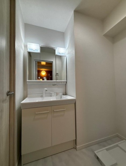 【独立洗面台】 | サンパレス本町 | 身だしなみチェックや歯磨きなど、朝の慌ただしい時間でも余裕とゆとりを感じられる。