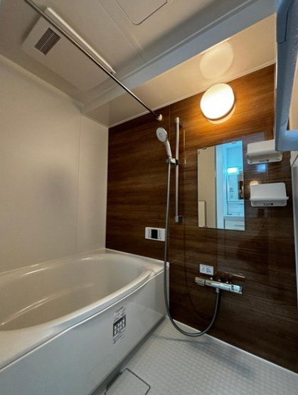 【浴室】 | サンパレス本町 | 浴室暖房換気乾燥機付きのシステムバス採用（ふろ自動・追い焚き機能付き）