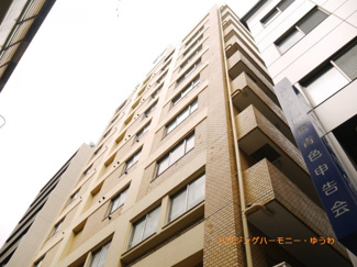 【外観】 | モダンでスタイリッシュな印象を与えるライトブラウンを基調とした外観。
