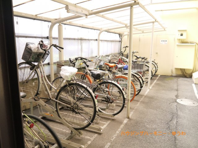 【その他共用部分】 | サンパレス本町 | 屋根付きの駐輪場となっていますので、雨の日でも大切な自転車が濡れずに済みます。