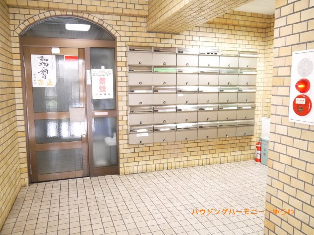 【その他共用部分】 | サンパレス本町 | 重厚感溢れるエントランスは、マンションの優雅さを示す特徴でもあります。