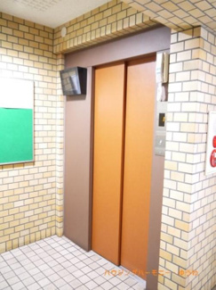 【その他共用部分】 | 階段移動の手間を省く現代の必需設備です。
