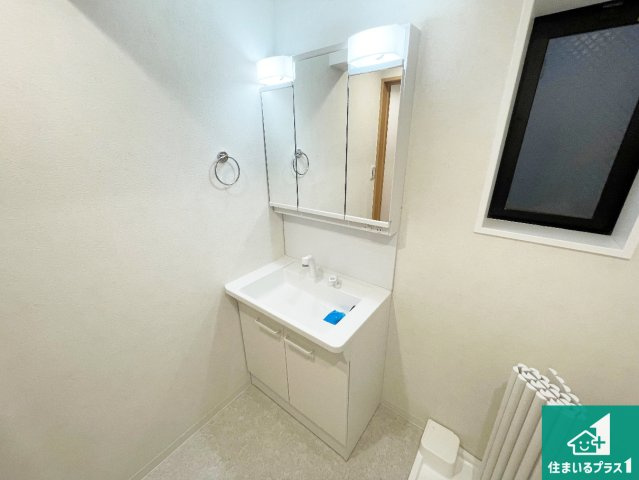 西宮市今津野田町　中古一戸建ての独立洗面台|清潔感のある洗面台です。フラットな鏡は掃除がしやすく毎日清潔！鏡裏には収納があるのでスッキリとした洗面台が保てます。