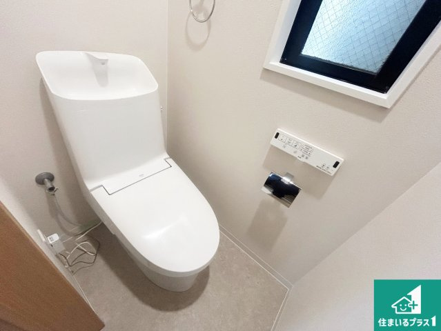 西宮市今津野田町　中古一戸建てのトイレ|1・2階の2ヶ所にあるので、朝の忙しい時間の順番待ちもなく、深夜の利用にも大変便利です。