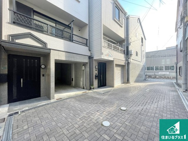 西宮市今津野田町　中古一戸建ての前面道路含む現地写真|周辺は閑静な住宅街！前面道路広々で車の出し入れも便利です。駐車が苦手な方でも安心して車庫入れできます！