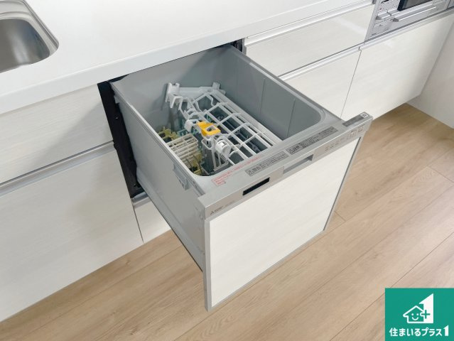 西宮市今津野田町　中古一戸建ての設備|食事後の一仕事、食器洗いをボタン一つでお任せできちゃいます！場所を取らないビルトイン式なので、お料理スペースもしっかり確保！