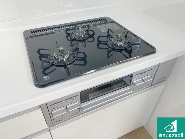 西宮市今津野田町　中古一戸建ての設備|ダブル高火力Ｓｉセンサー付きコンロ！３口あるので、まとめて料理をする時も大活躍！