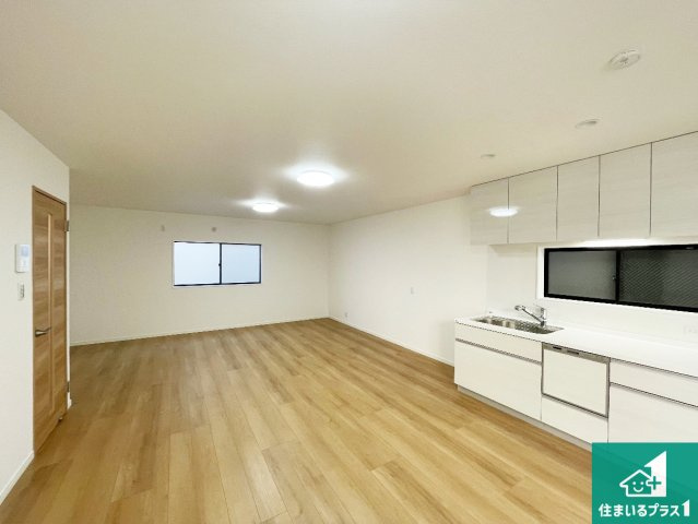 西宮市今津野田町　中古一戸建ての居間・リビング|日当たり良好の明るいリビングで朝の目覚めもスッキリできそう！対面キッチンでご家族のコミュニケーションも自然と増える設計！小さなお子様が遊ぶスペースを作っても広々とくつろげるLDK！